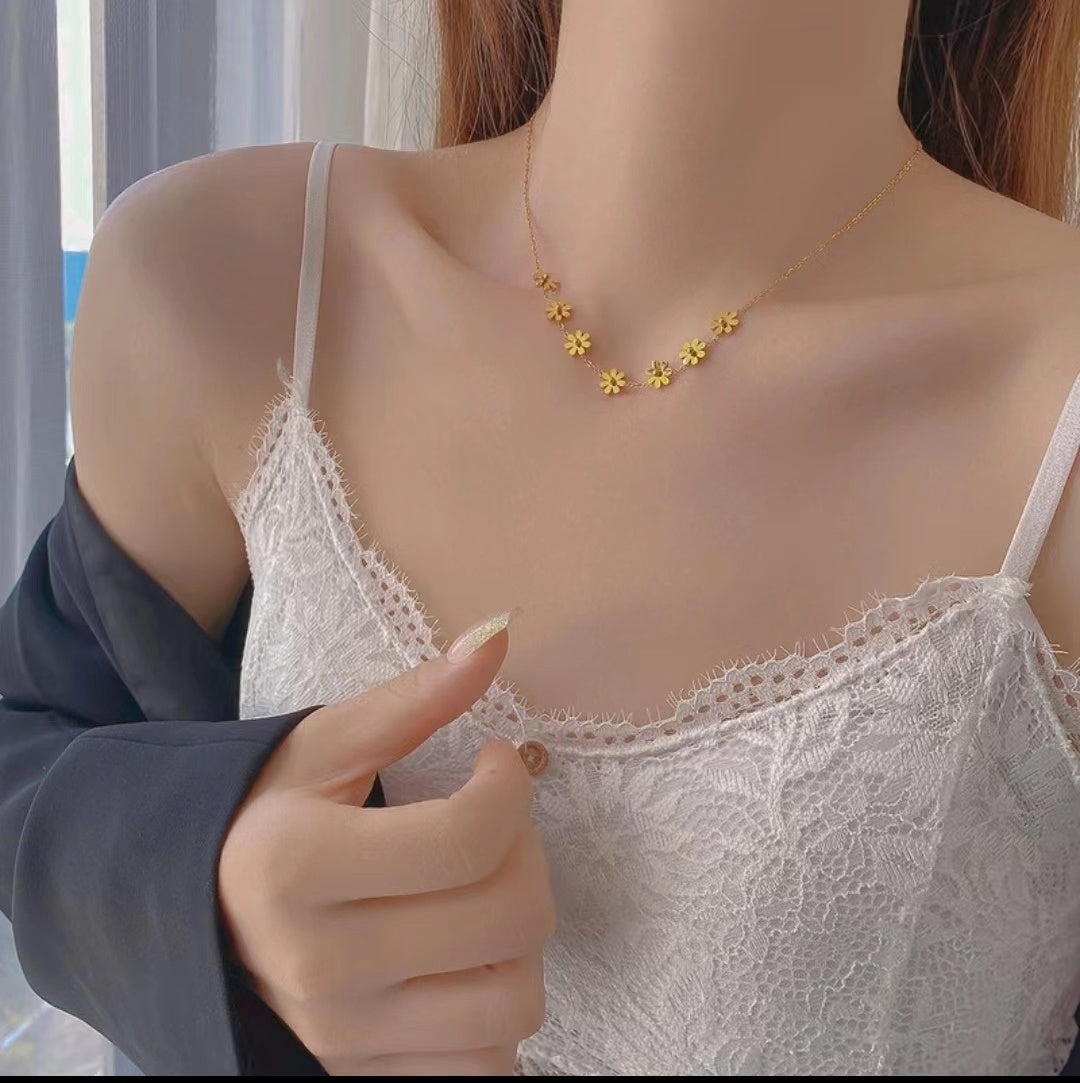 LOVVE Soleil Sunflower Necklace